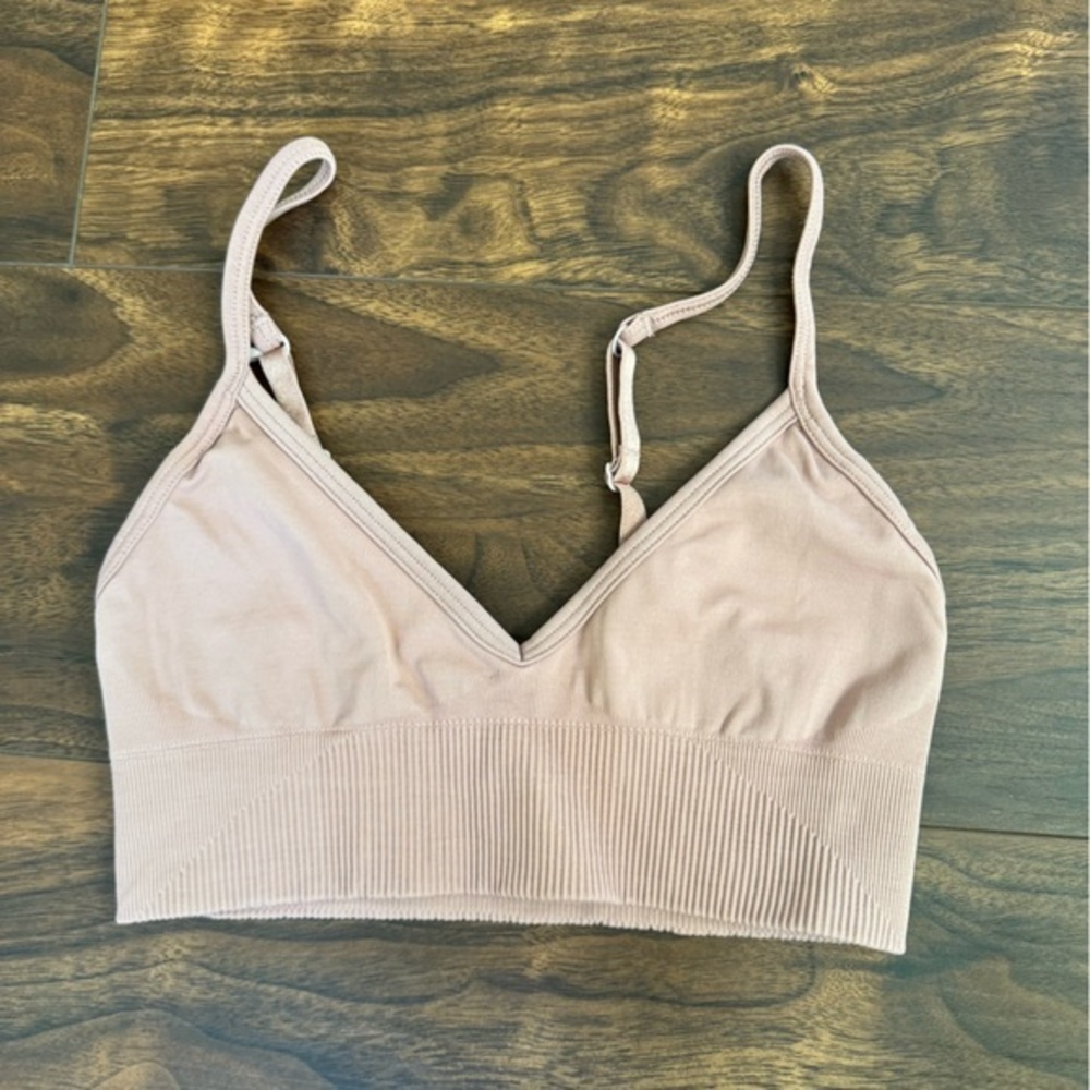Lululemon sports bra - light pink‎ - v cut - size 2